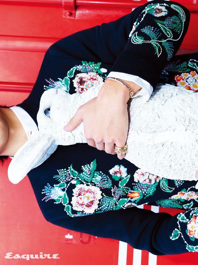 자수정, 차보라이트, 블루 사파이어 등 34개의 스톤을 세팅한 이코니카 컬러 브레이슬릿 2000만원대, 핑크 투르말린, 가공 오렌지색 사파이어, 블루 사파이어 등 20개의 스톤을 세팅한 링 700만원대 모두 포멜라토. 라운드 브릴리언트 컷 다이아몬드를 세팅한 티파니 하드웨어 스몰 링크 링 가격 미정 티파니. 엠블리시드 플로럴 카디건, 클래식 화이트 셔츠 모두 가격 미정 루이 비통. 