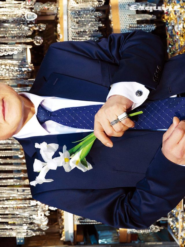 약지에 낀 쏜 어딕션 클래식 링크 스피닝 밴드 링, 베른 푸퍼 피시 커프스링크 모두 가격 미정 스티븐 웹스터. 소지에 낀 화이트 골드 마크리 포 맨 이터넬레 링 435만원, 브릴리언트 컷 다이아몬드를 세팅한 마크리 포지타노 이터넬레 링 775만원 모두 부첼라티.