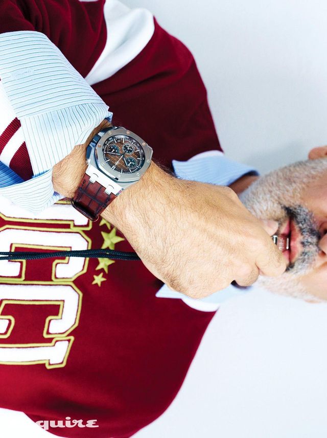 스테인리스스틸 케이스에 브라운 레더 다이얼을 장착한 로열 오크 오프쇼어 셀프와인딩 크로노그래프 워치 6000만원대 오데마 피게. 엠브로이더리 스웨트셔츠, 스카이 블루 스트라이프 포플린 셔츠 모두 가격 미정 구찌.