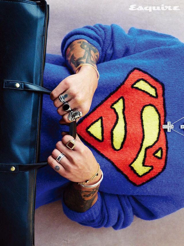 벨 에포크 네크리스, 벨 에포크 릴 브레이슬릿, 왼손 약지에 낀 벨 에포크 릴 링, 오른손 약지에 낀 벨 에포크 릴 링 모두 다미아니. 슈퍼맨 스웨터 가격 미정 니고 x 마크 제이콥스. 