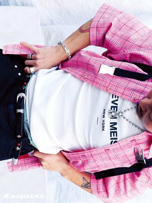 라운드 브릴리언트 다이아몬드를 세팅한 티파니 하드웨어 라지 링크 브레이슬릿 가격 미정 티파니. 약지에 낀 티타늄 소재의 포스텐 윈치 링 175만원 프레드. 핑크 체크 셔츠, 검지에 낀 로고 링 가격 미정 아크네 스튜디오. 포인트 맨 펜던트 네크리스, 포인트 맨 백팩 모두 가격 미정 푸츄라 x 마크 제이콥스.