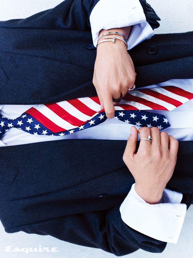 오른손 검지에 낀 저스트 앵 끌루 링 400만원대, 왼손 소지에 낀 에크루 드 까르띠에 링 300만원대, 저스트 앵 끌루 브레이슬릿 1200만원대, 러브 브레이슬릿 1100만원대 모두 까르띠에. 왼손 중지에 낀 루테늄 소재와 버니싱 처리한 화이트 골드 소재 마크리 포 맨 이터넬레 링 455만원 부첼라티. 그레이 캐시미어 재킷, 포플린 셔츠 모두 가격 미정 생 로랑 by 안토니 바카렐로.