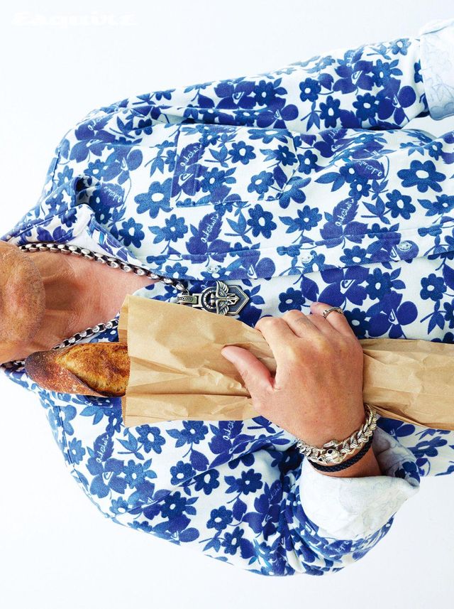 블랙 다이아몬드를 세팅한 블랙 티타늄 포스텐 브레이슬릿 300만원대, 옐로 골드 포스텐 윈치 링 300만원대 모두 프레드. 램스 헤드 브레이슬릿 가격 미정 스티븐 웹스터. 