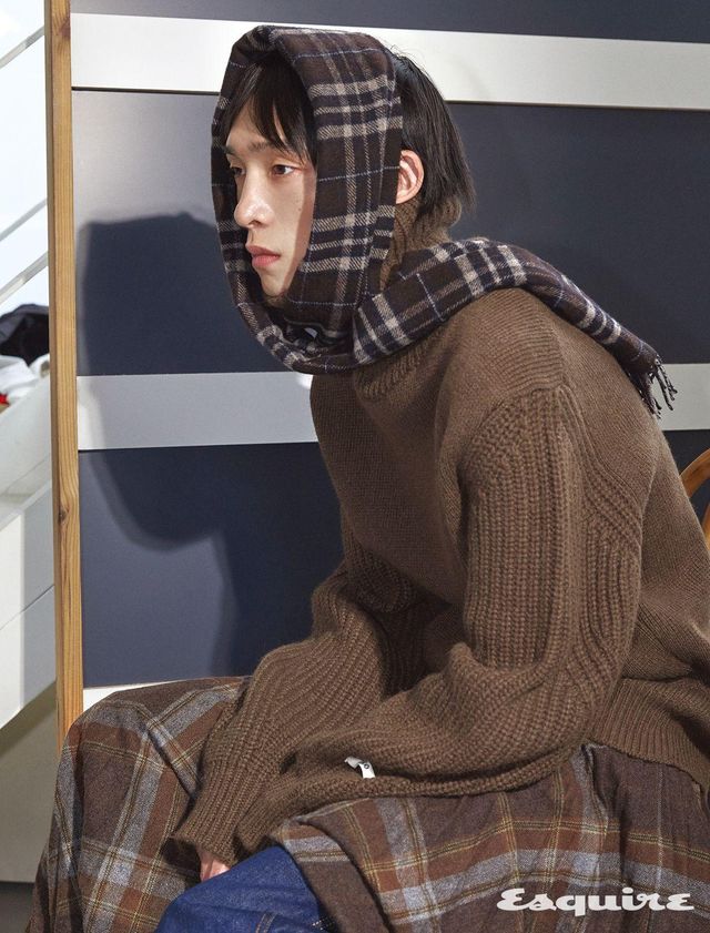 터틀넥 스웨터 53만8000원 렉토. 크리즈드 플리츠스커트 596만원 발렌시아가. 데님 팬츠 35만8000원 렉토. 체크 울 스카프 가격 미정 아르켓.