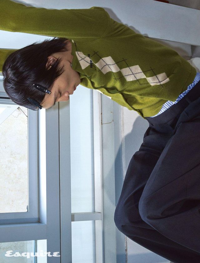 아가일 카디건, 니트 모두 가격 미정 미우미우. 네이비 울 트라우저 가격 미정 보테가 베네타. 스트라이프 우븐 쇼츠 가격 미정 아르켓.