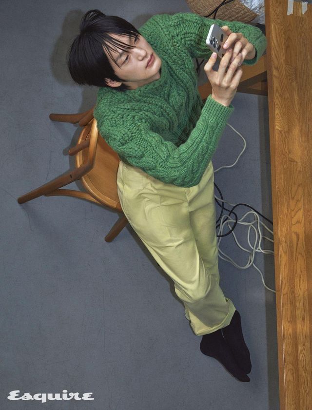 케이블 스웨터 480만원, 팬츠 130만원 모두 로에베.