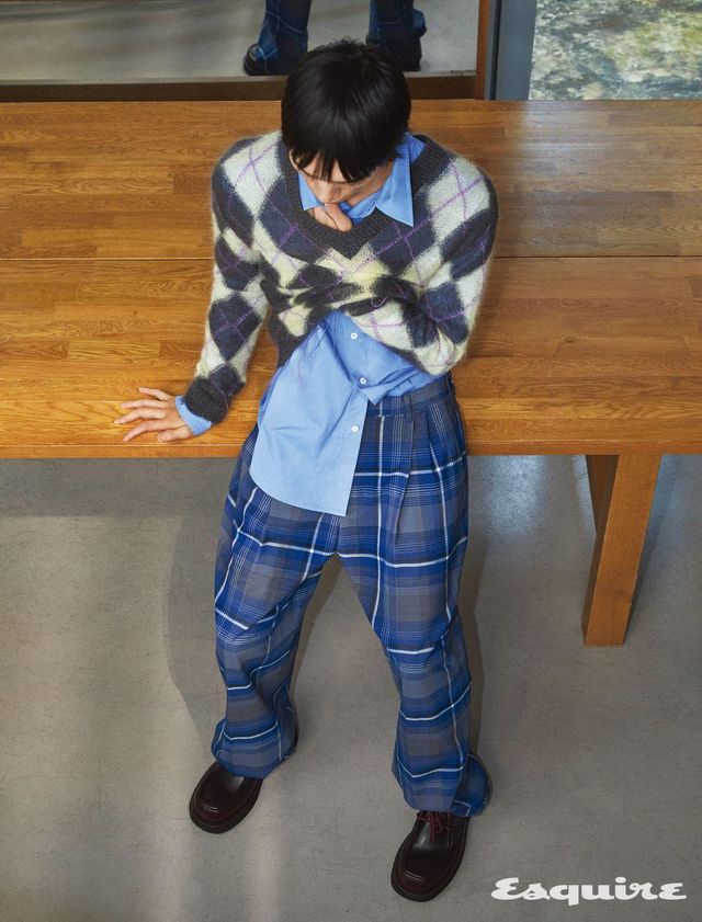 아가일 울 모헤어 니트 가격 미정, 체크 플리츠 팬츠 164만원 모두 마르니. 코튼 셔츠 27만8000원 렉토. 레이스업 더비 슈즈 149만원 페라가모.