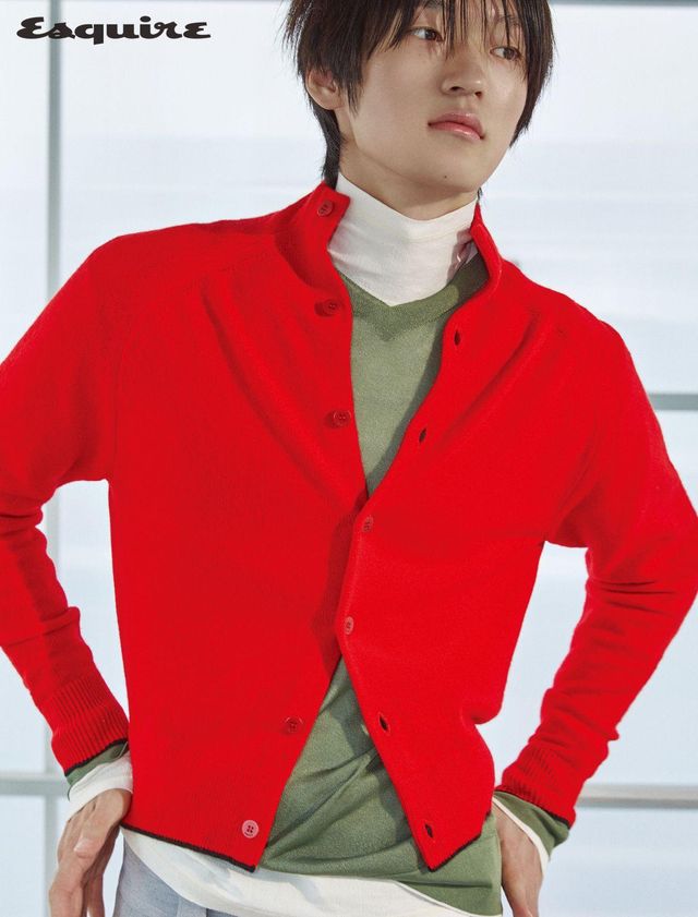 체리 레드 카디건 168만원, 비스코스 카키 니트 가격 미정, 그레이 팬츠 가격 미정 모두 자크뮈스. 하이넥 톱 가격 미정 보테가 베네타.