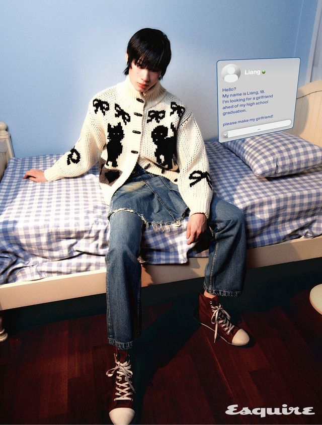 코위찬 카디건 27만8000원, 데님 팬츠 18만9000원, 랩 스커트 16만9000원 모두 가격 미정 오픈 YY. 플랫 하이톱 스니커즈 가격 미정 발렌시아가.