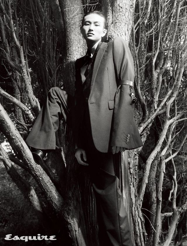 테일러드 재킷 420만원대, 타포린 셔츠 210만원대, 팬츠 160만원대, 버디 브로그 슈즈 가격 미정, 레더 페도라 해트 150만원대, 크리스털 스컬 네크리스 90만원대, 암 브레이슬릿 190만원대 모두 맥퀸 by 션 맥기르.