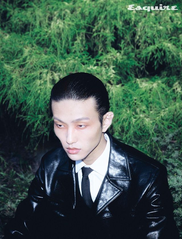 레더 카 코트 가격 미정, 울 개버딘 베스트 가격 미정, 코튼 셔츠 가격 미정, 타이 32만원대 모두 셀린느 옴므.