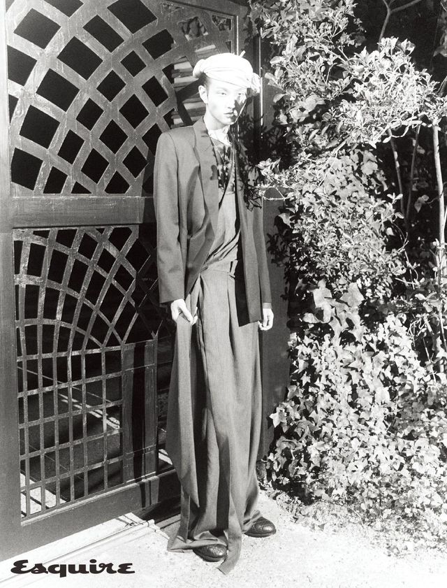 싱글브레스티드 재킷, 풀오버 드레이프 셔츠, 팬츠, 발레 플랫 슈즈, 베레, 키 펜던트 네크리스 모두 가격 미정 디올 맨.