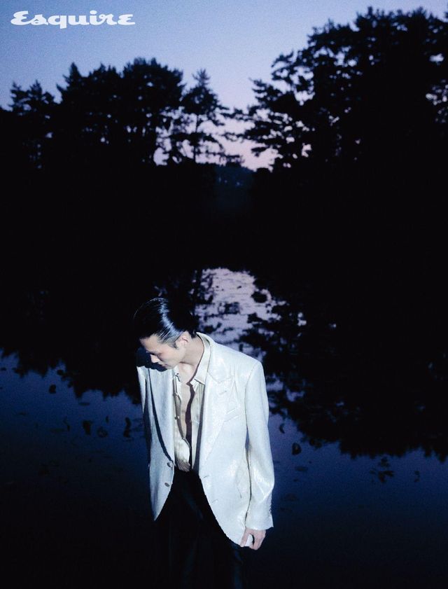 시퀸 블레이저, 실크 셔츠, 팬츠 모두 가격 미정 톰 포드.