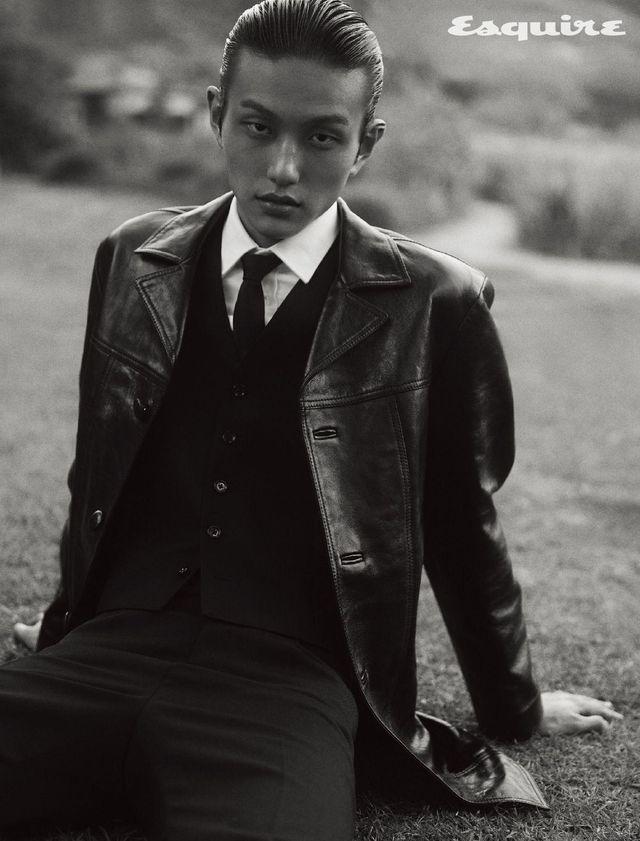 레더 카 코트 가격 미정, 울 개버딘 베스트 가격 미정, 코튼 셔츠 가격 미정, 팬츠 150만원, 타이 32만원대 모두 셀린느 옴므.