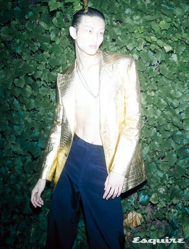 램스킨 레더 블레이저 398만원, 실크 팬츠 135만원 모두 김서룡 옴므. 바로크 펄 네크리스 89만원 셀린느 옴므.