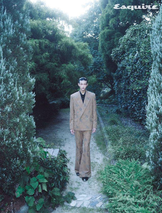 로데오 자카르 더블브레스티드 재킷, 카우보이 셔츠, 테일러드 카우보이 부츠컷 팬츠, 로데오 슈즈 모두 가격 미정 루이 비통.