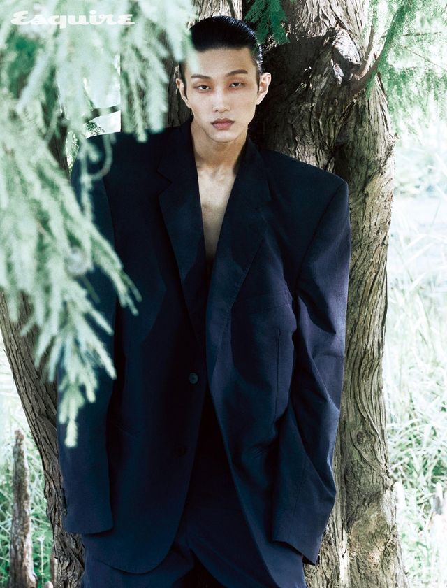 박시 테일러드 재킷, 오버사이즈 팬츠 모두 가격 미정 발렌시아가.