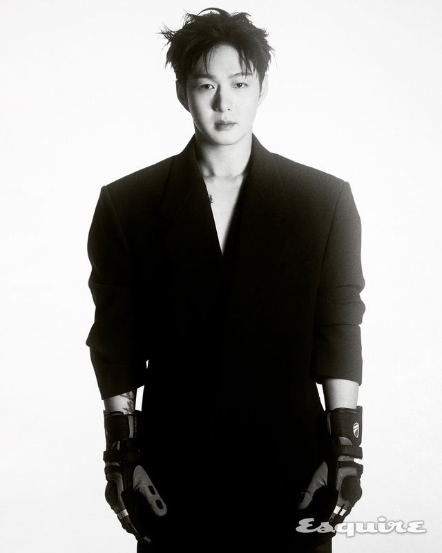 재킷 렉토. 팬츠 준지. 글러브 두카티.