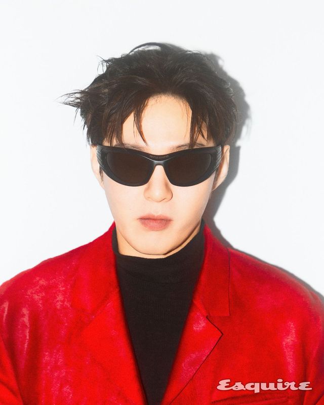 코트, 톱 모두 베르사체. 선글라스 젠틀몬스터.