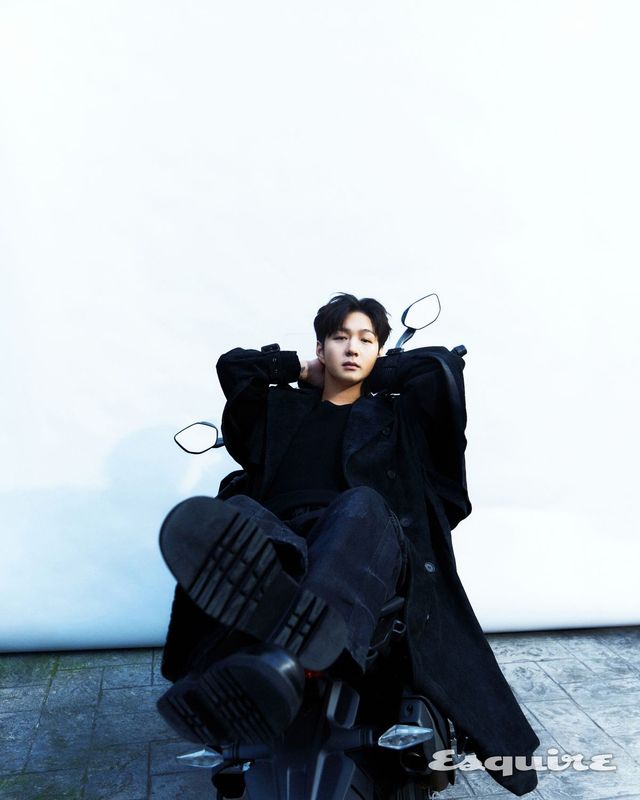 코트 레이블리스. 팬츠 준지. 이너 톱, 슈즈 모두 스타일리스트 소장품. 바이크 두카티. 