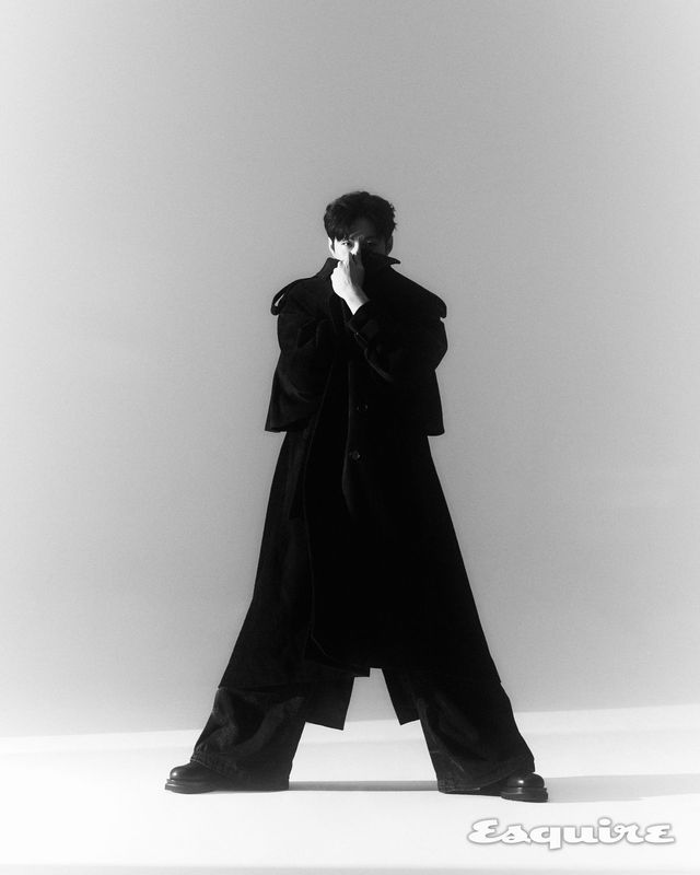 코트 레이블리스. 팬츠 준지. 슈즈 스타일리스트 소장품.