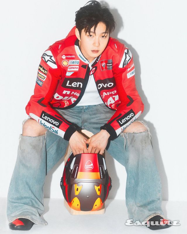 레더 바이커 재킷, 부츠, 헬멧 모두 두카티. 이너 톱 1017 알릭스 9SM. 데님 팬츠 아크네 스튜디오.