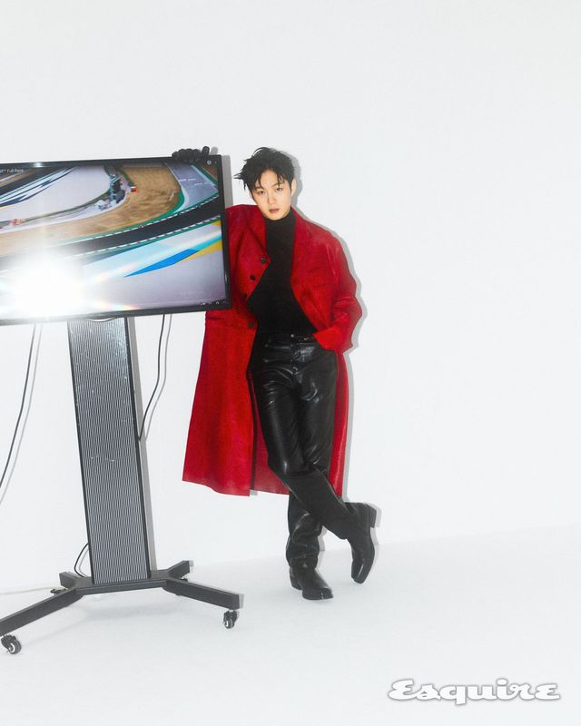 코트, 톱, 슈즈 모두 베르사체. 글러브 스타일리스트 소장품.