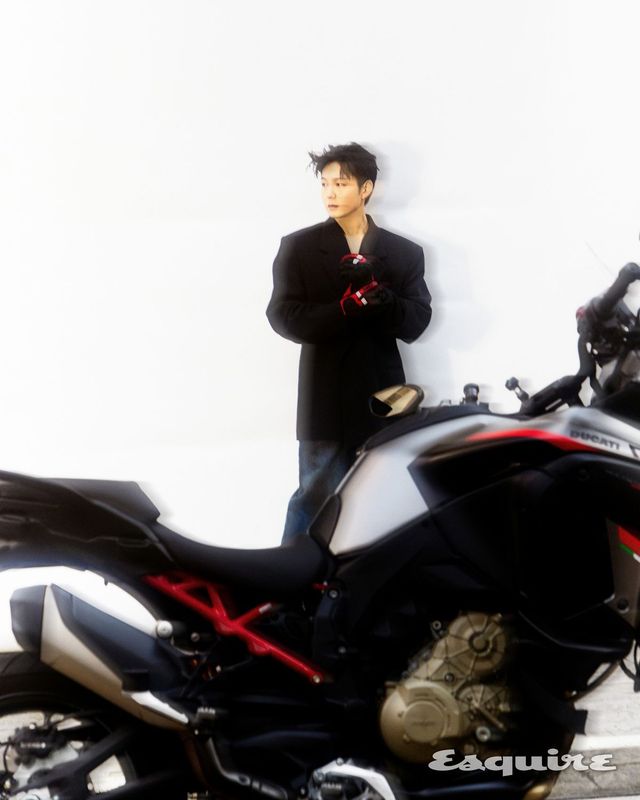 재킷 렉토. 팬츠 준지. 글러브, 바이크 모두 두카티.