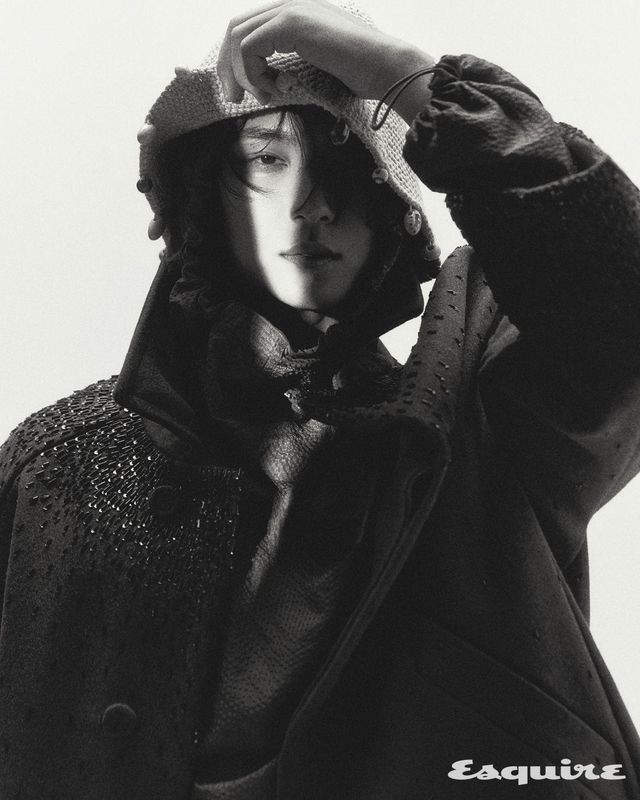 디컨스트럭티드 코트, 후드 셔츠, 크로셰 버킷 해트 모두 디올 맨.