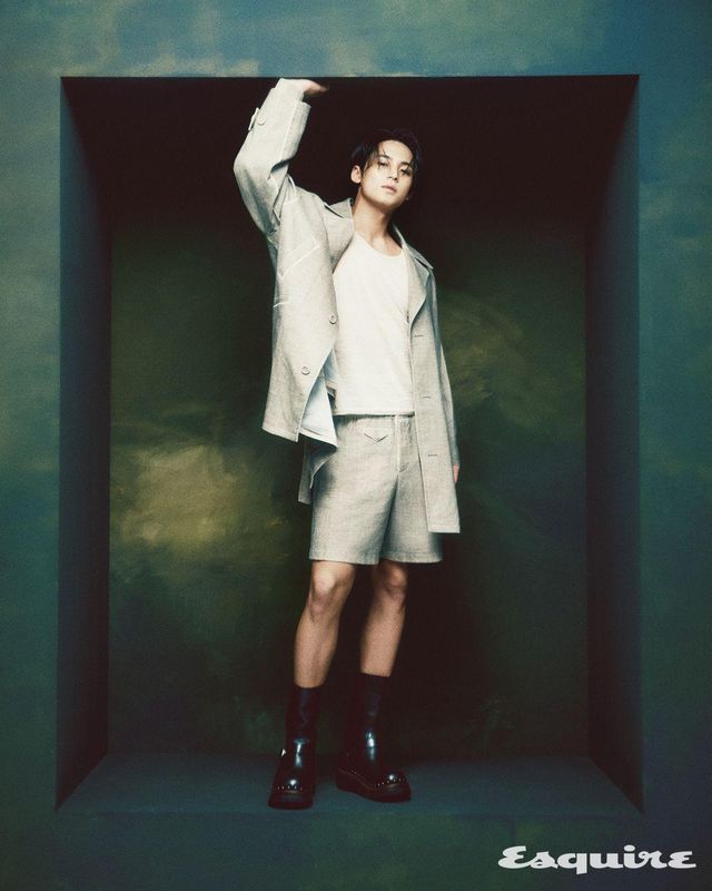 카코트, 캐시미어 탱크톱, 쇼츠, 케이프타운 부츠 모두 디올 맨.