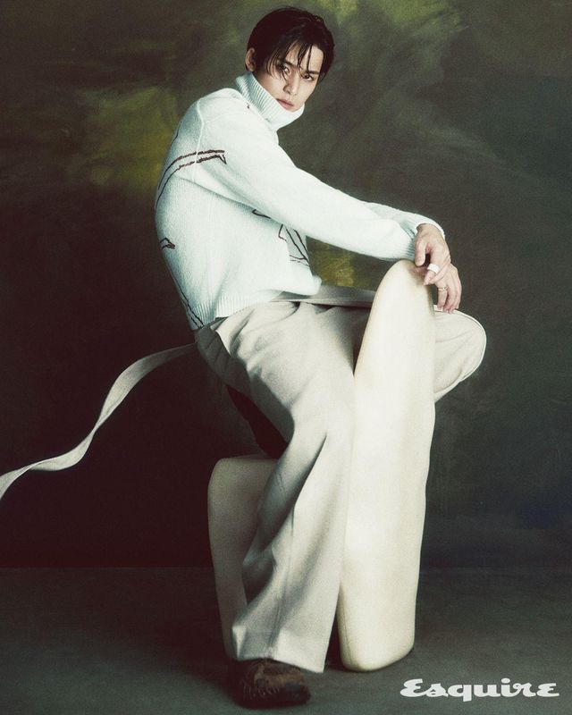 울 저지 터틀넥 스웨터, 랩 어라운드 팬츠, B35 NXXT 스니커즈, 링 모두 디올 맨.