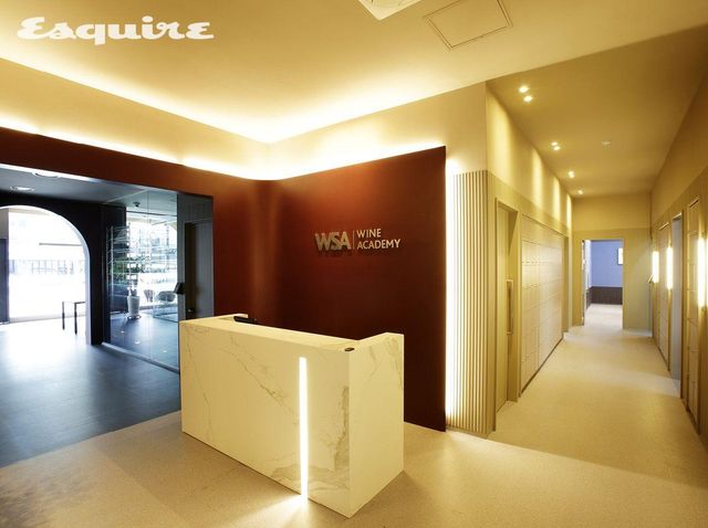 WSA 와인 아카데미의 내부 전경. 안쪽으로 싱크 시설을 갖춘 3개의 테이스팅 클래스룸이 있다. 