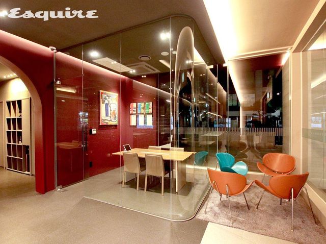 WSA 와인 아카데미의 로비 전경. 로비에는 각종 향신료 샘플들이 상비되어 있어 쉬는 시간이면 이곳에 나와 아니스와 클로버 등에 익숙해지려 향을 맡곤 했다. 