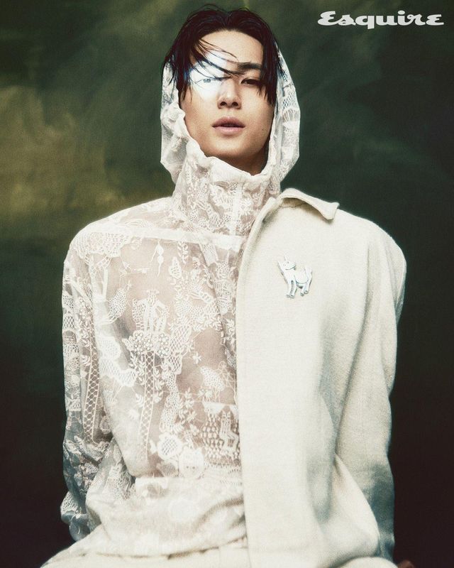 피코트, 엠브로이더리 오간자 후드 셔츠, 쇼츠, 브로치 모두 디올 맨.