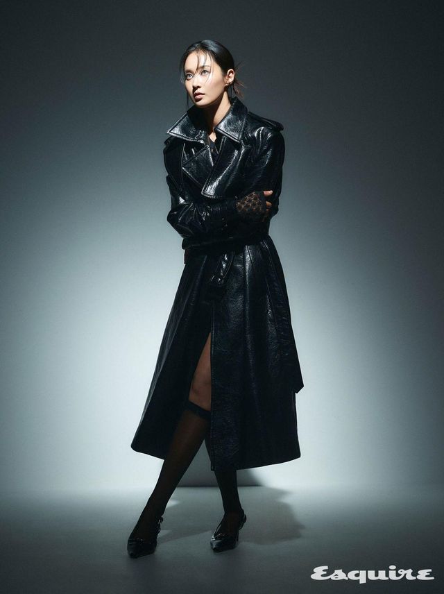 레더 코트, 스커트 모두 준지. 시스루 톱 이자벨마랑. 슈즈 로저비비에. 링 크롬하츠. 블랙 타이츠 스타일리스트 소장품. 