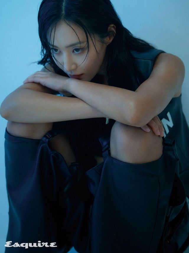 레더 베스트 집업, 팬츠 모두 나밀리아.