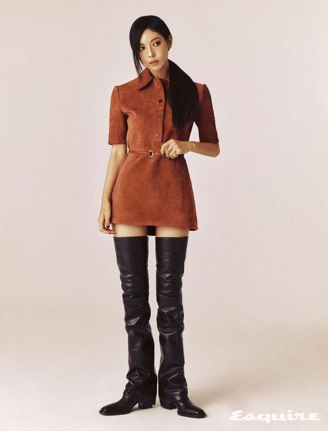 레드 스웨이드 원피스 구찌. 블랙 롱부츠 펜디. 링 자크뮈스. 