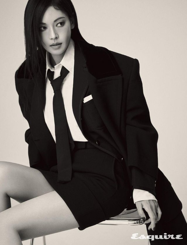 코트, 재킷, 셔츠, 스커트, 타이 모두 톰 브라운.