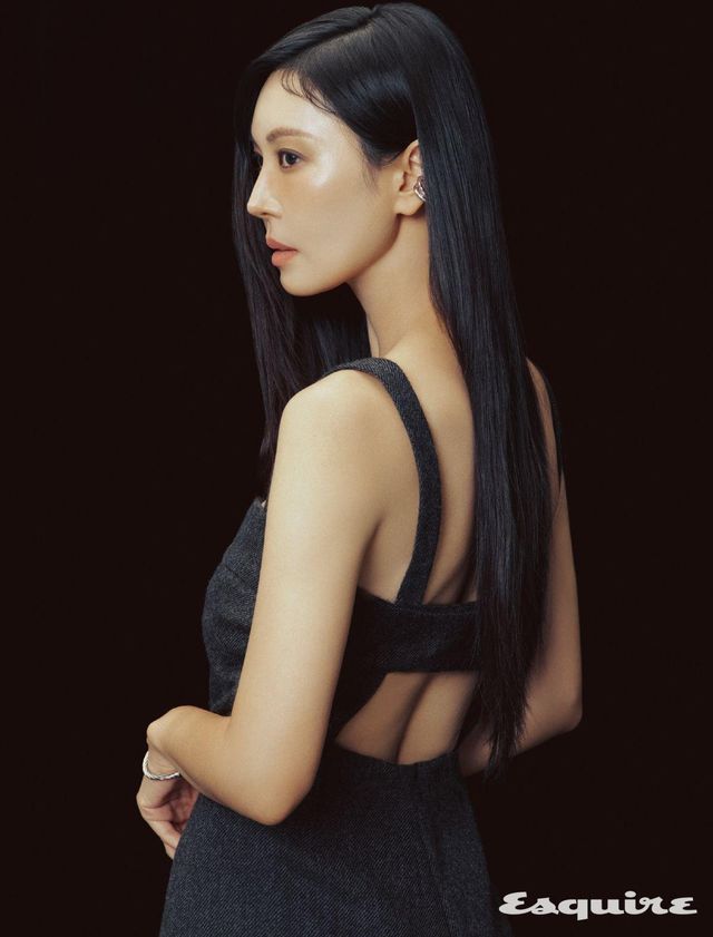 그레이 슬리브리스 점프수트 구찌. 이어커프와 팔찌 모두 포트레이트 리포트.