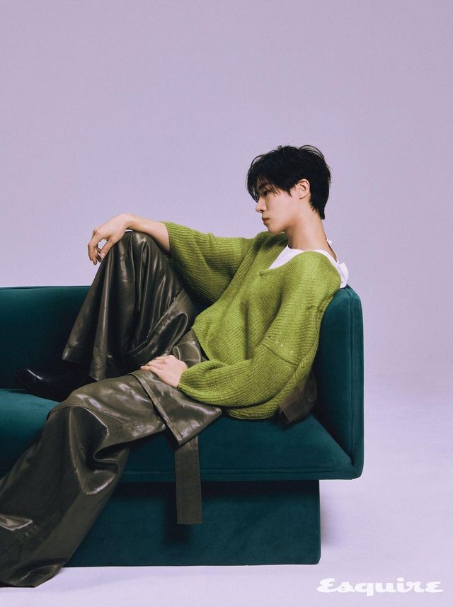 브이넥 니트, 팬츠 모두 송지오. 티셔츠, 부츠 모두 스타일리스트 소장품.