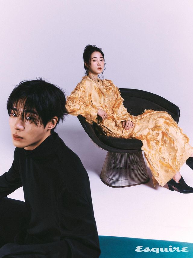 (추영우) 팬츠 오프화이트. 하이넥 블라우스 스타일리스트 소장품. (임지연) 드레스, 슈즈 모두 보테가 베네타.