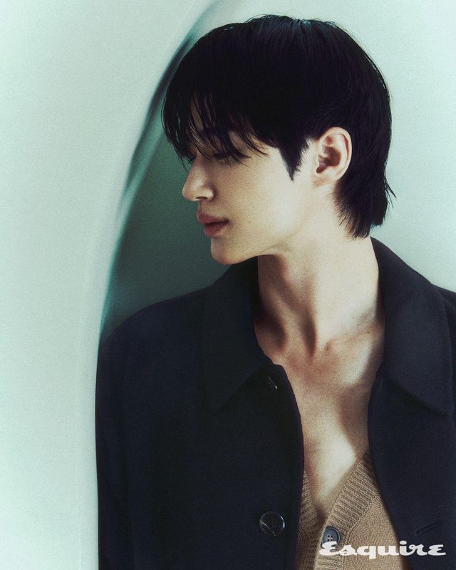 더블 캐시미어 오버코트, 캐시미어 카디건 모두 프라다.