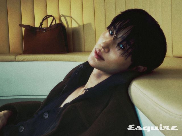 에보니 더블 캐시미어 오버코트, 네이비 카디건, 스웨이드 버클 백 모두 프라다.