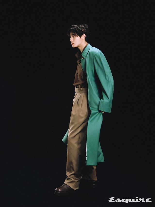 코트 잉크. 셔츠 스튜디오 톰보이. 팬츠 토즈. 슈즈 보테가 베네타.