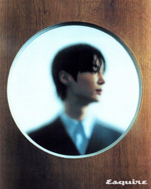 모헤어 울 더블브레스티드 재킷, 셔츠 모두 프라다.