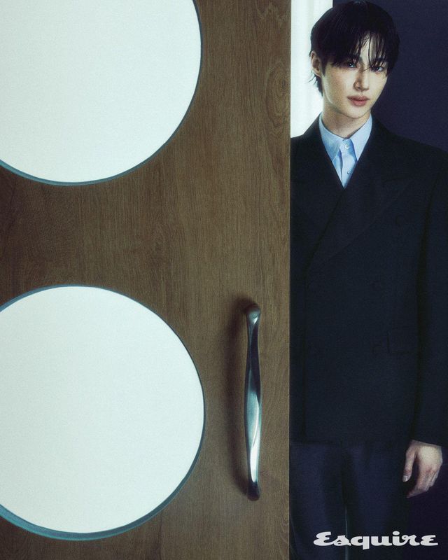 모헤어 울 더블브레스티드 재킷, 셔츠, 모헤어 울 팬츠 모두 프라다.