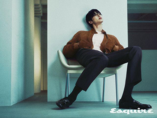 스웨이드 보머 재킷, 울 크루넥 스웨터, 모헤어 울 팬츠, 로퍼 모두 프라다.