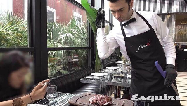 ‘꿈에도 그리던 솔트배 레스토랑 이스탄불 본점 방문기’ 영상. 아직 직장인이던 시절 10년 근속휴가로 떠난 터키에서 남긴 콘텐츠로, 육식맨에게도 전업 유튜버 전향 및 최근 힘을 쏟고 있는 ‘고기 트립’ 콘텐츠의 가능성에 대한 큰 영감을 남겼던 영상이다.