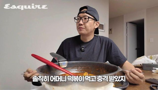 <잡식맨> 채널의 ‘세계 1위 떡볶이 유튜버가 낸 떡볶이 밀키트 먹어봄’ 영상. 부계정인 <잡식맨>은 <육식맨>보다 폭넓은 주제와 포맷을 시험해보는 채널로, 해당 영상에서는 아내, 반려견과 소통하며 밀키트를 만들어 먹는 정제되지 않은 일상 속 육식맨을 엿볼 수 있다.