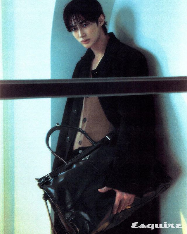 더블 캐시미어 오버코트, 캐시미어 카디건, 데님 팬츠, 토트백 모두 프라다.